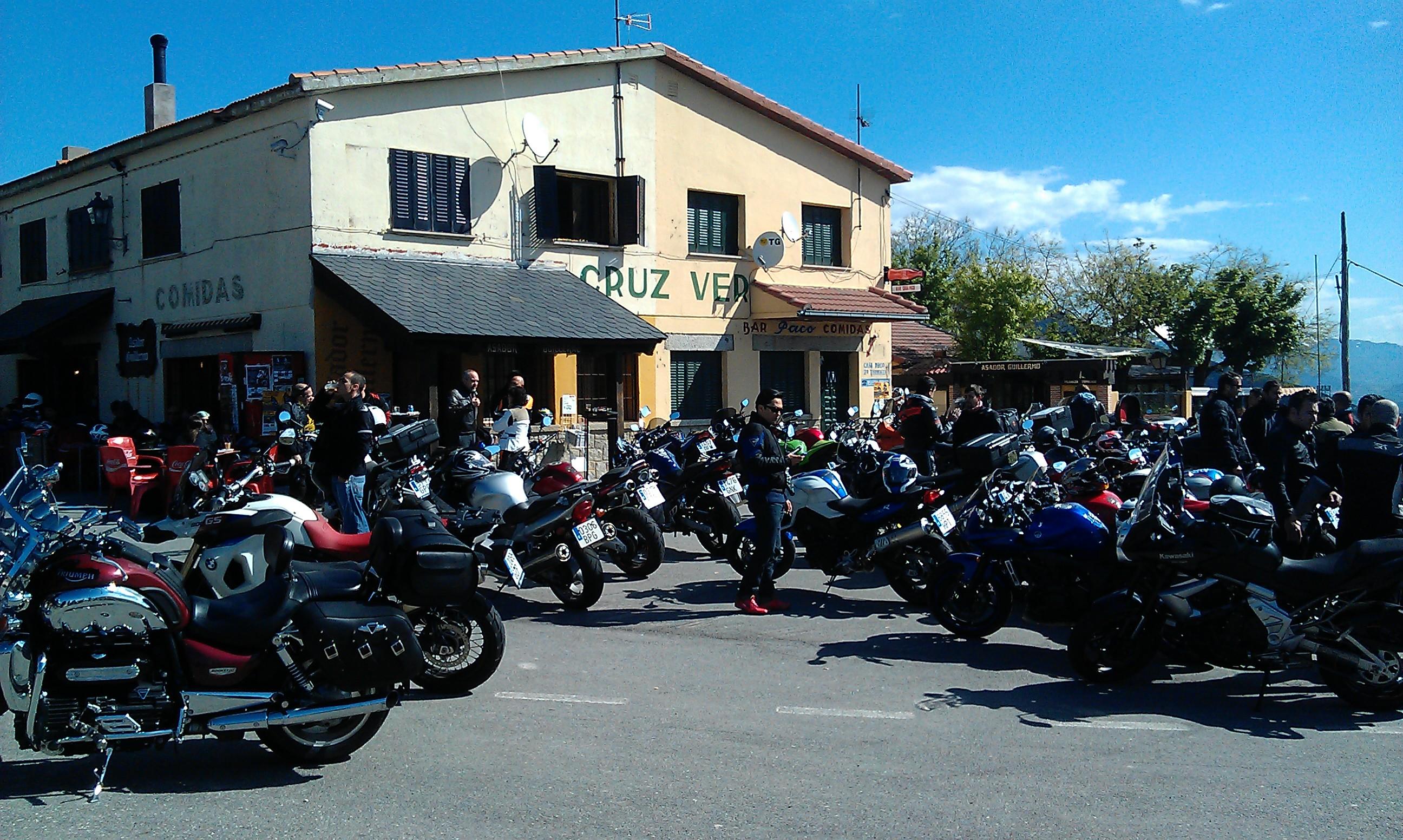 Cafés y Puntos de Encuentro Legendarios para Motociclistas: Donde las Historias Cobran Vida